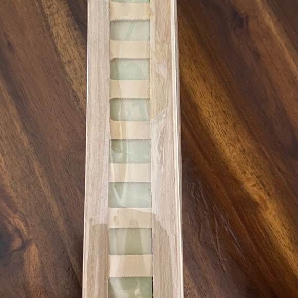 REED DIFFUSER- Lavender Oil. Includes 1.8 oz. glass vessel with 5 natural reeds. - Picture 4 of 6